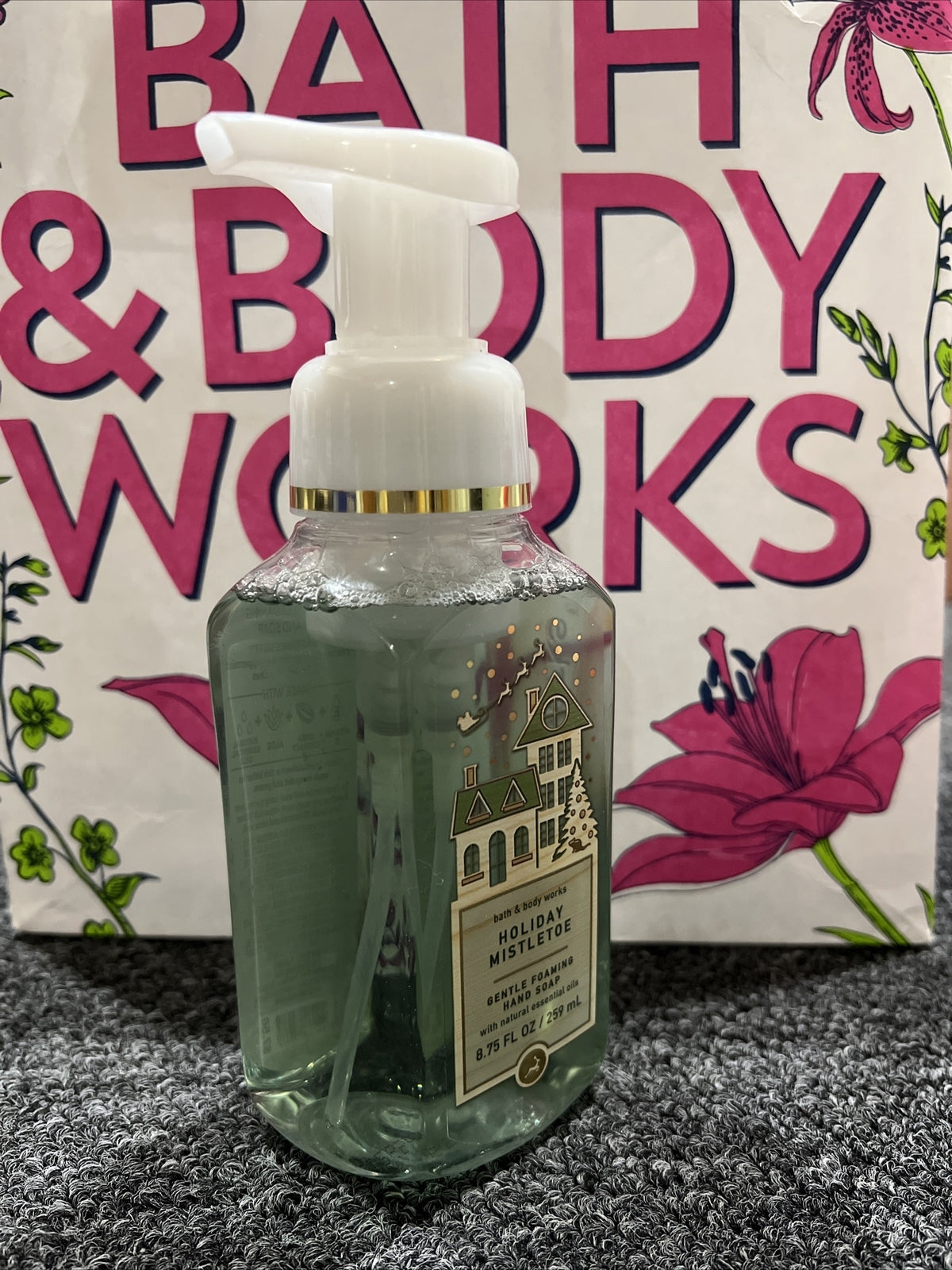 Bath and Body Works Holiday Mistletoe Foaming Hand Soap 8.75 fl oz