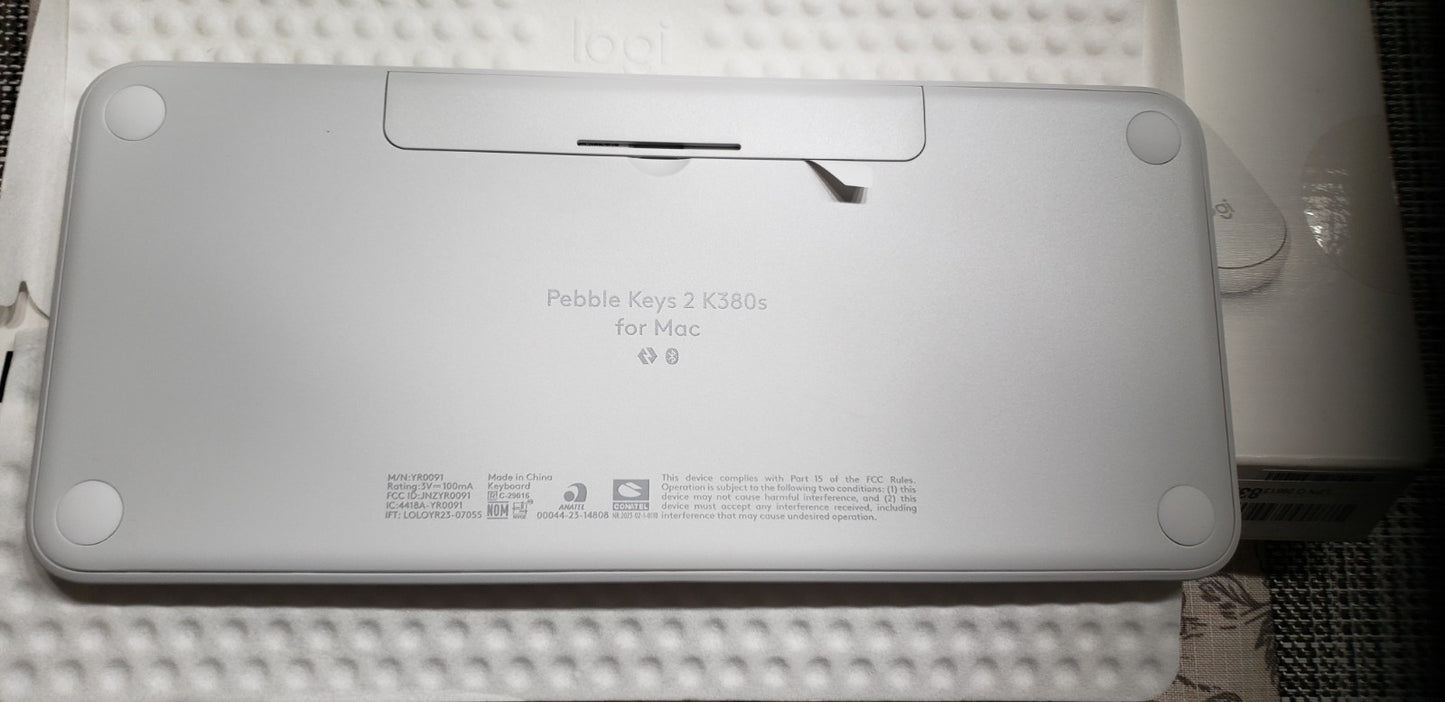 LOGITECH PEBBLE 2 COMBO WIRELESS KEYBOARD AND MOUSE 920-012201- WHITE Studio