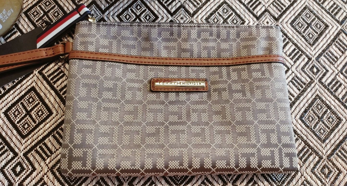 TOMMY HILFIGER/  Wristlet/ Brown/Khaki NEW with Tags