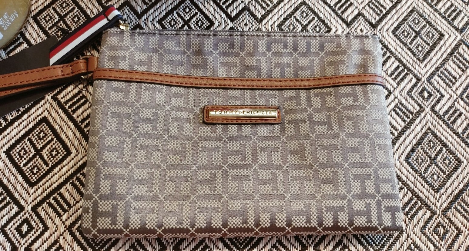 TOMMY HILFIGER/  Wristlet/ Brown/Khaki NEW with Tags