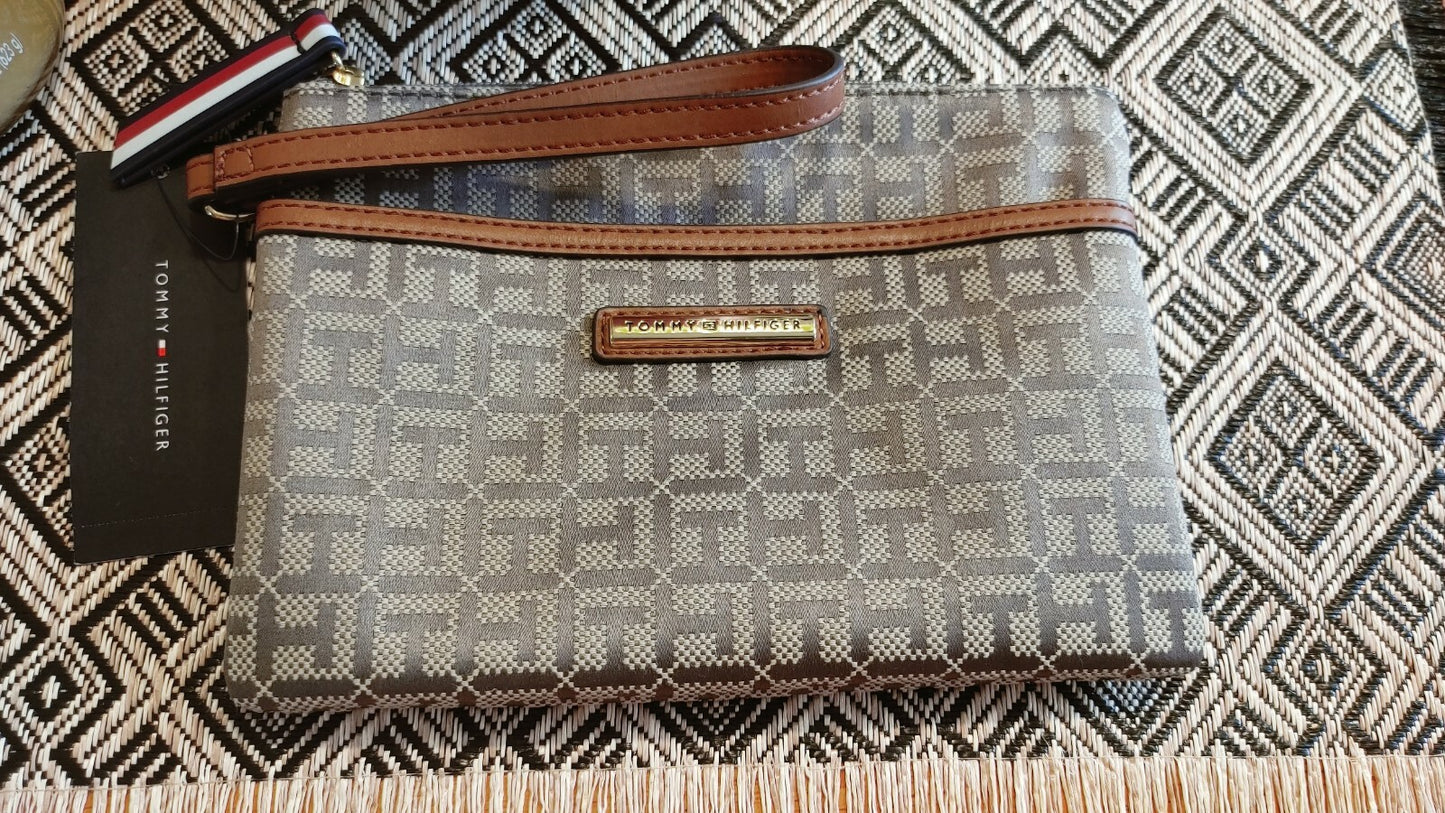 TOMMY HILFIGER/  Wristlet/ Brown/Khaki NEW with Tags