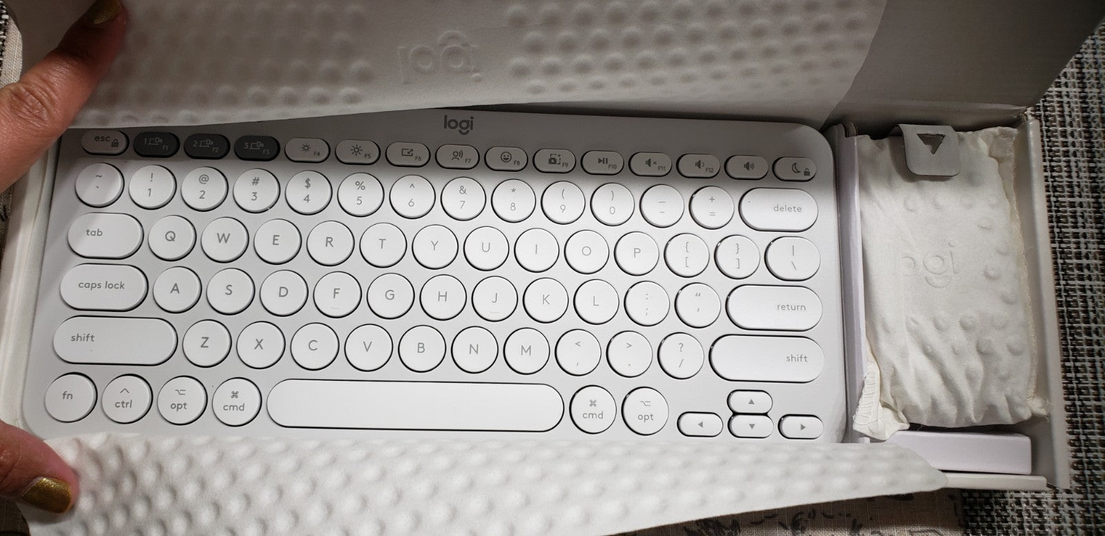 LOGITECH PEBBLE 2 COMBO WIRELESS KEYBOARD AND MOUSE 920-012201- WHITE Studio